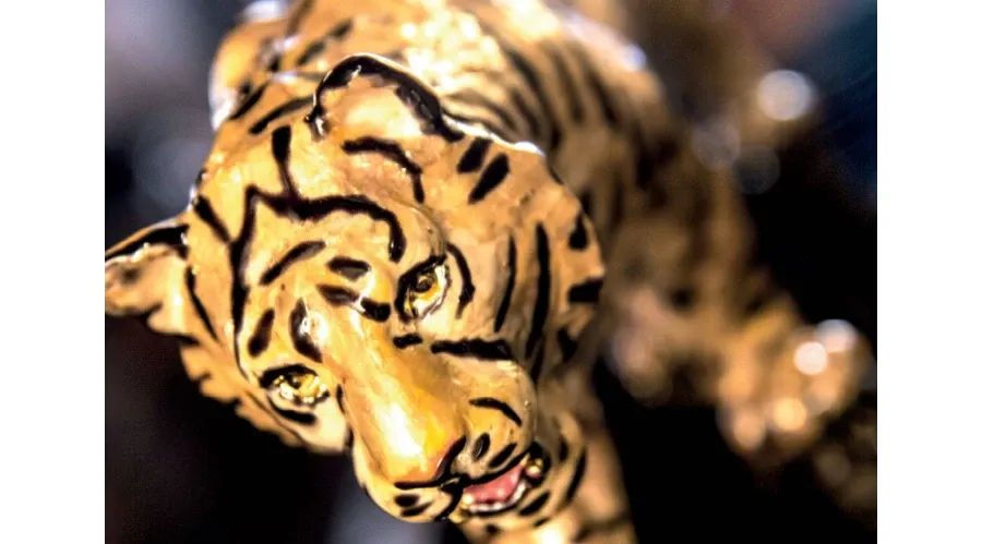 obrazek 2 Elegancki złocony i emaliowany mosiężny tygrys na czarnej drewnianej podstawie