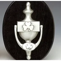 Zdjęcie Kołatka do drzwi zdobiona koniczyną wykonana z cyny