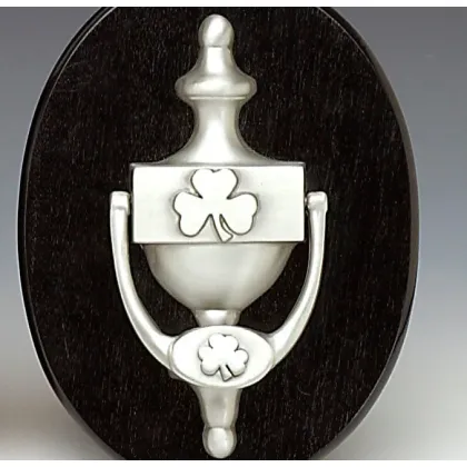 Zdjęcie Kołatka do drzwi zdobiona koniczyną wykonana z cyny