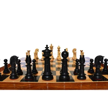 Zdjęcie Charakterystyczne figury szachowe The Northern Upright z planszą do królewskiej gry - The Chess Empire