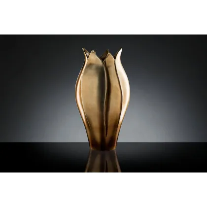 Picture A modern and luxurious vase from Italy