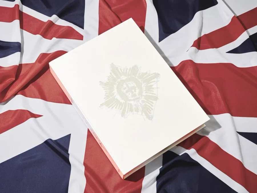 obrazek 3 Książka Her Majesty, Vivienne Westwood Edition No. 1–500, Harry Benson ‘Royal Greeting’ - Taschen