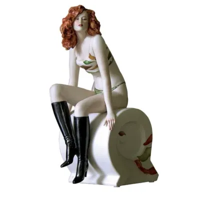 Zdjęcie Kobieta siedząca - figurka z porcelany do ekskluzywnych apartamentów