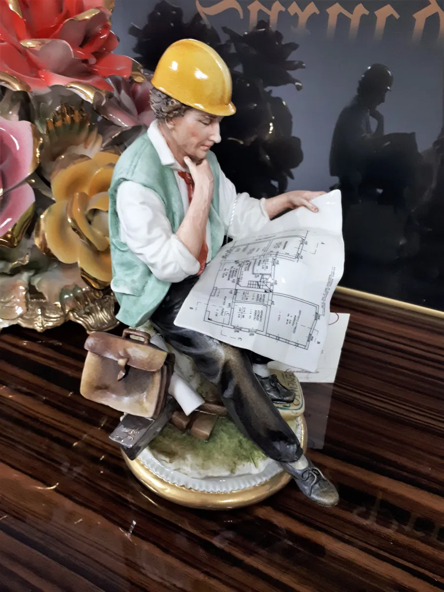 obrazek 4 Stylowa porcelanowa figurka inżyniera