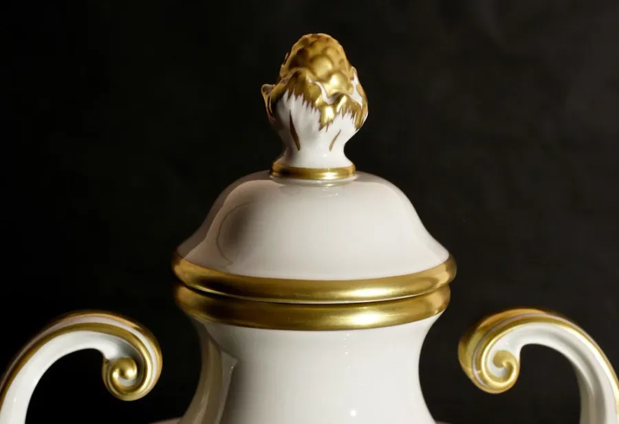 obrazek 3 Klasyczny dzban porcelanowy z pokrywką MPM Porcellane