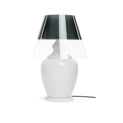 Zdjęcie Włoska lampa stojąca o tradycyjnym kształcie