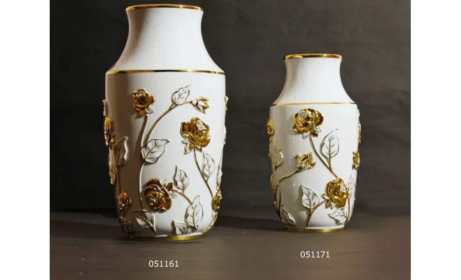 obrazek 2 Porcelanowy wazon z wypukłymi różyczkami zdobionymi jednym z trzech odcieni