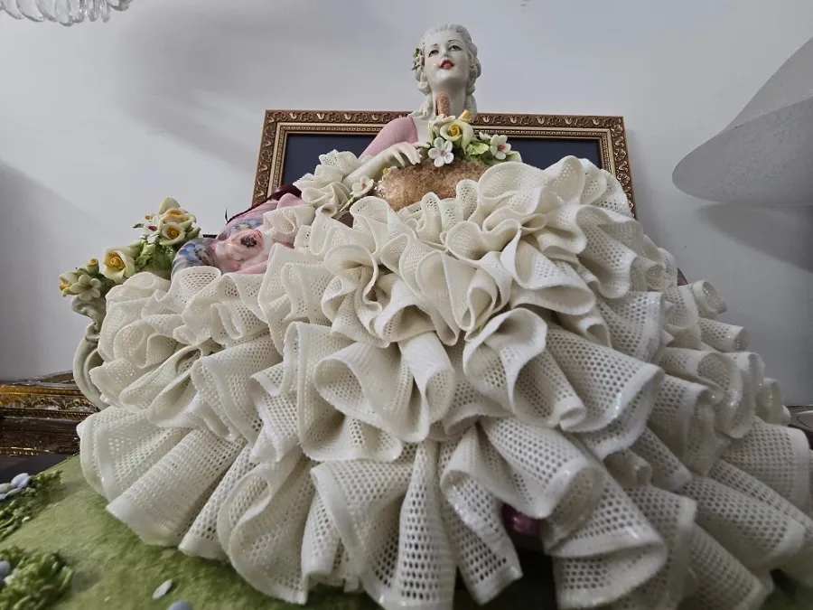 obrazek 8 Włoska porcelana - figurka kobiety
