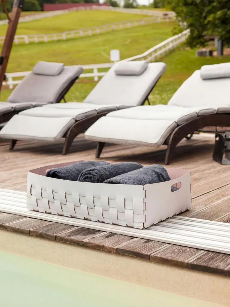 obrazek 2 Duży płaski kosz Bottega 60x50xH20 cm ze skóry w kolorze perłowym