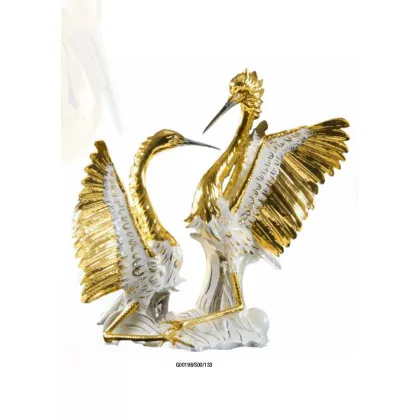 Zdjęcie Wyszukana ceramiczna figurka z dwoma pozłacanymi bocianami