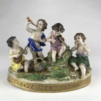 Zdjęcie Grupa muzycznych aniołków z polichromowanej i złoconej porcelany, ręcznie malowana