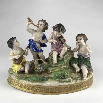 Zdjęcie Grupa muzycznych aniołków z polichromowanej i złoconej porcelany, ręcznie malowana