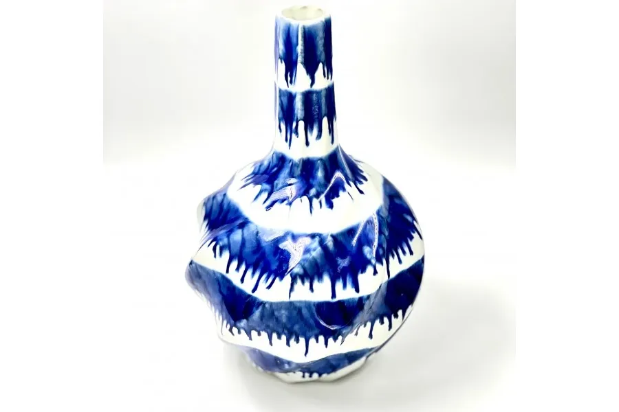 obrazek 2 Kremowy ceramiczny wazon z niebieskimi kółkami - idealny na prezent dla wyjątkowej osoby