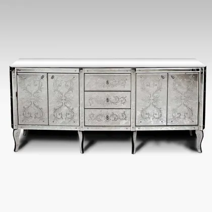 Zdjęcie Piękne meble w stylu weneckim z pokryciem ze szlifowanego, ręcznie grawerowanego kryształu