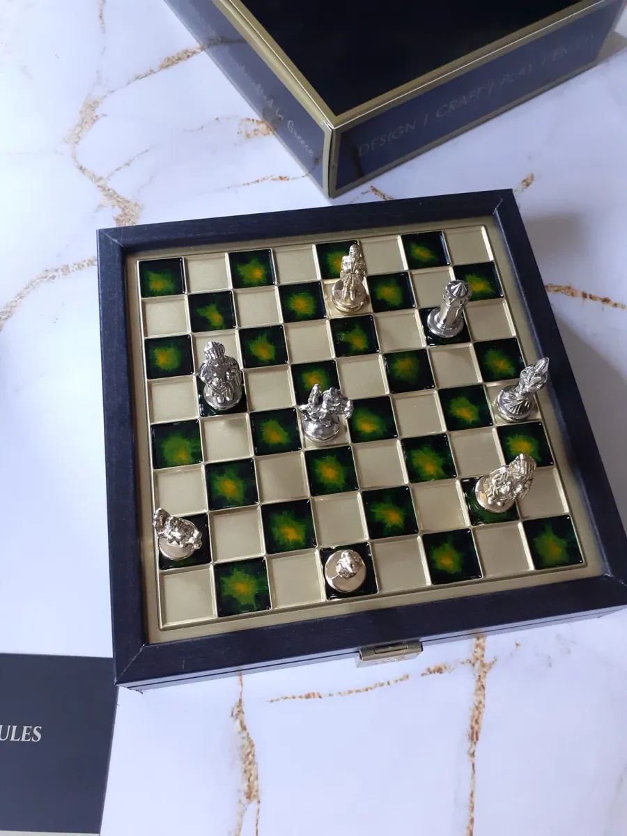 obrazek 5 Cudowny upominek w postaci kompletu szachowego z zieloną szachownicą