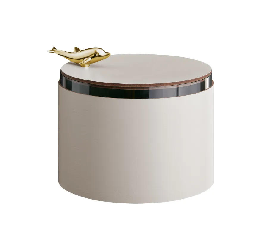 obrazek 1 Stylowe skórzane pudełko Ø15xH10 cm w kolorze perłowym ozdobione złotym delfinem