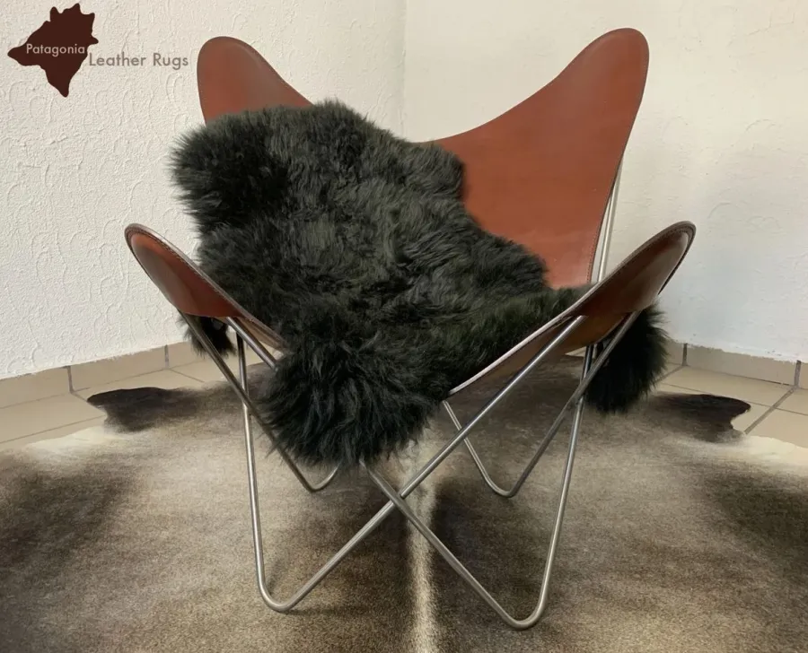 obrazek 1 Stylowy czarny dywan ze skóry owczej do salonu lub sypialni