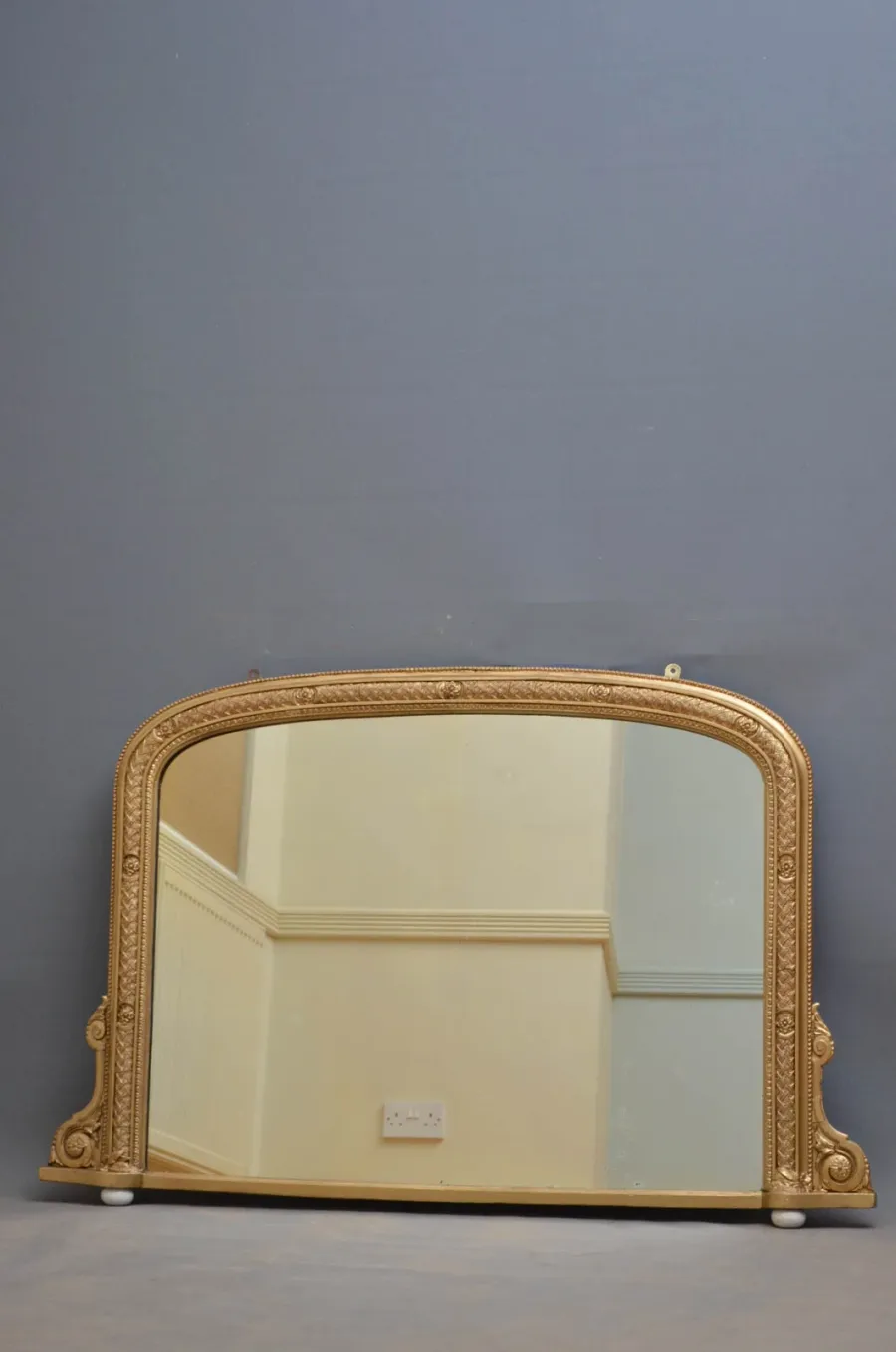 obrazek 1 Wiktoriańskie pozłacane o łukowatej formie lustro na porcelanowych nóżkach - antyk