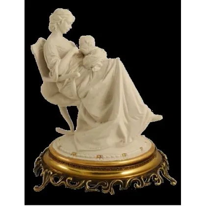 Zdjęcie Figurka matki kołyszącej niemowlę - włoska porcelana