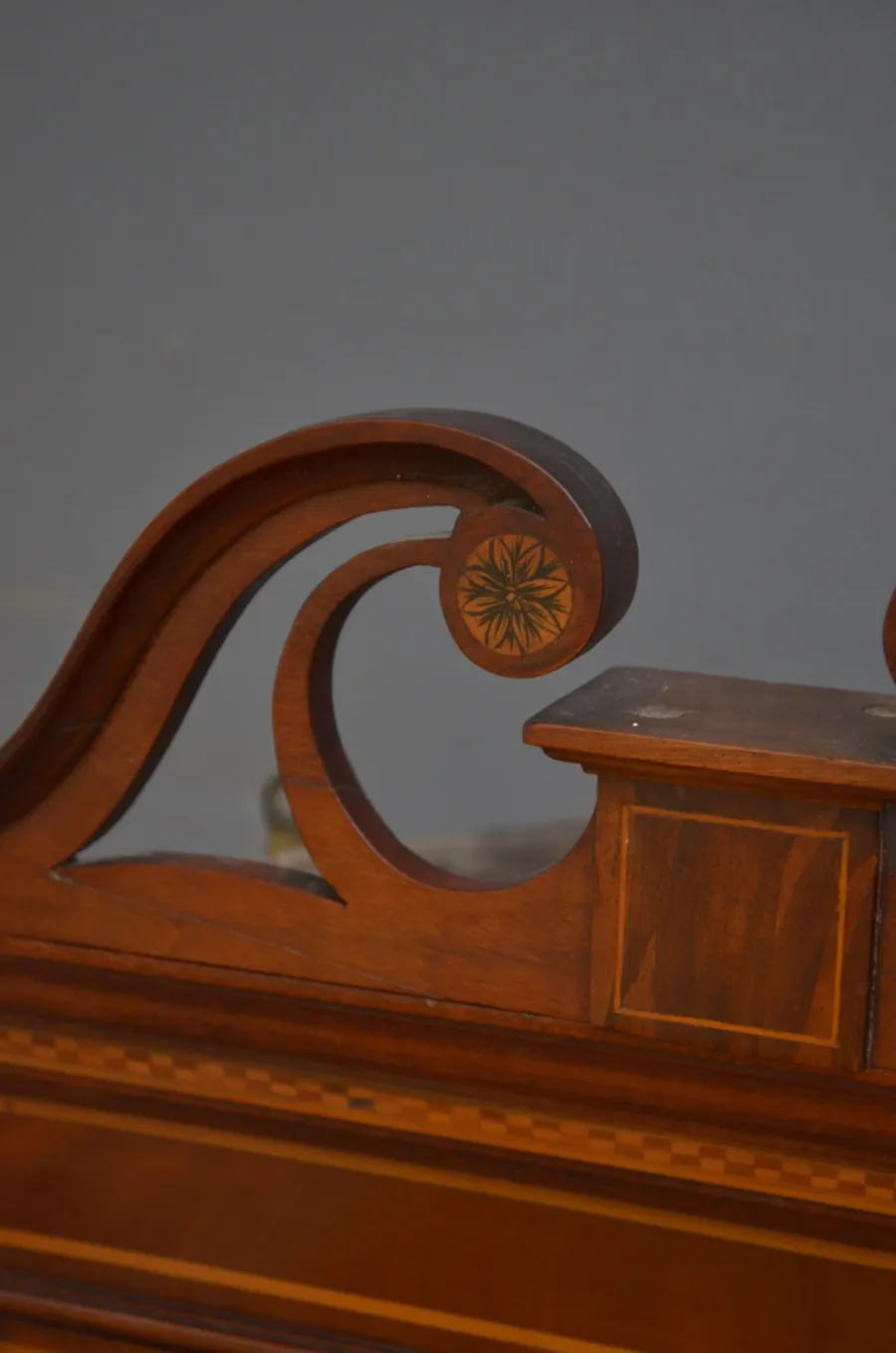 obrazek 3 Edwardiańska inkrustowana wisząca ścienna szafka z mahoniu - antyk