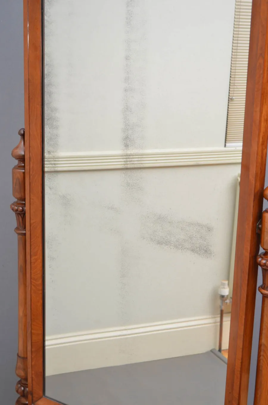 obrazek 6 Antyczne atrakcyjne wiktoriańskie lusterko w kolorze mahoniu, z oryginalną płytą lustrzaną w toczonych i drobno rzeźbionych podporach