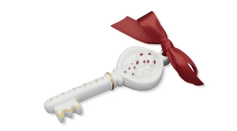 obrazek 1 Unikalna rzeźba – klucz fortuny z czerwoną wstążką