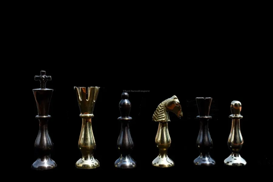 obrazek 6 Oryginalny komplet szachowy z naturalnego i postarzanego mosiądzu - The Chess Empire
