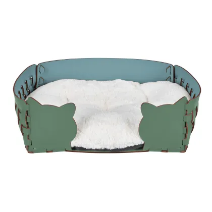 Zdjęcie Skórzane legowisko dla kota 45x30xH15 cm zdobione motywem kocich głów w kolorze eukaliptusa