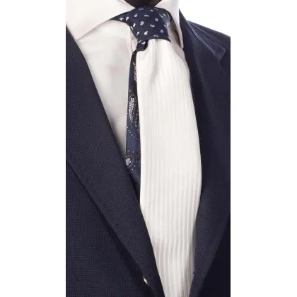 Zdjęcie Ciekawy biały krawat z kontrastowym węzłem z wzorem paisley
