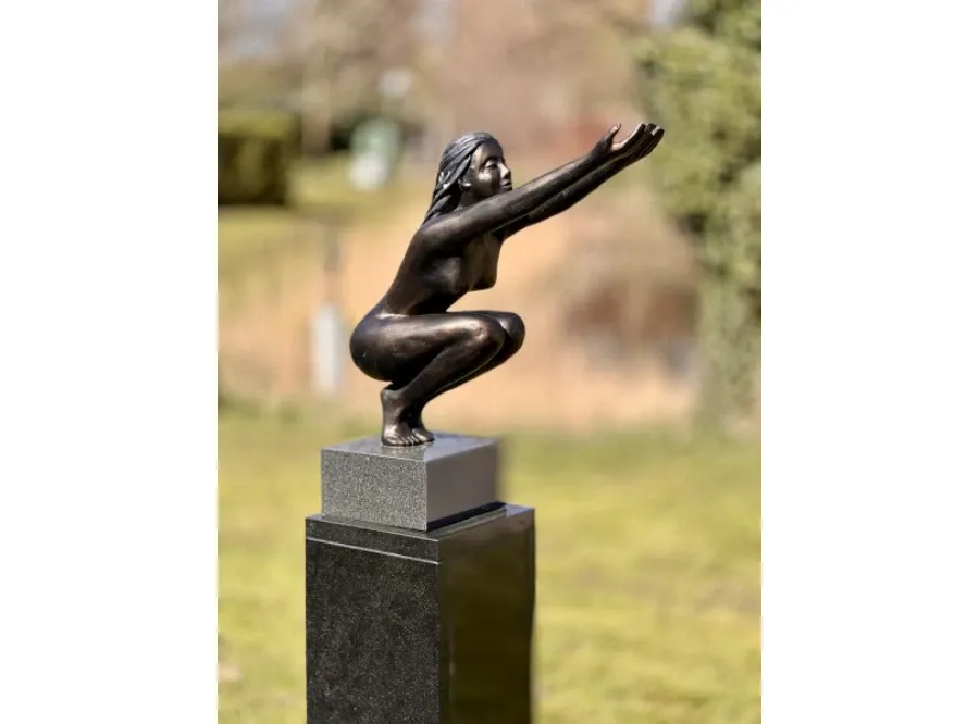 obrazek 2 Stylowa rzeźba ogrodowa przedstawiająca kobietę "Leć!"