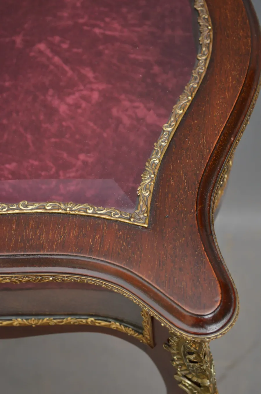 obrazek 4 Edwardiański mahoniowy stół o zarysowanym kształcie, z odchylaną pokrywą - antyk