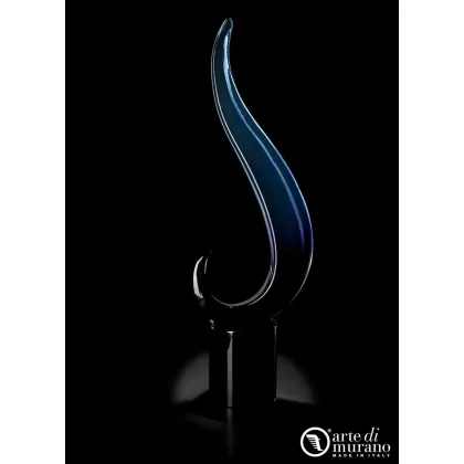 Zdjęcie Nowoczesna rzeźba Abstrakcyjny węzeł z cieniowanymi kolorami na czarnym tle szkło Murano