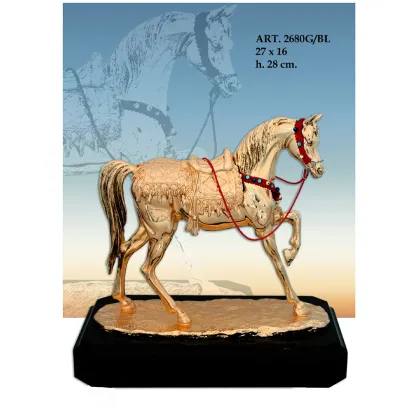 Zdjęcie Królewski złoty koń na złotej podstawie