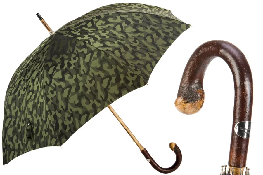 obrazek 1 Prestiżowy ciemnozielony parasol męski w ze wzorem w kamuflaż z oryginalną drewnianą rączką - Pasotti