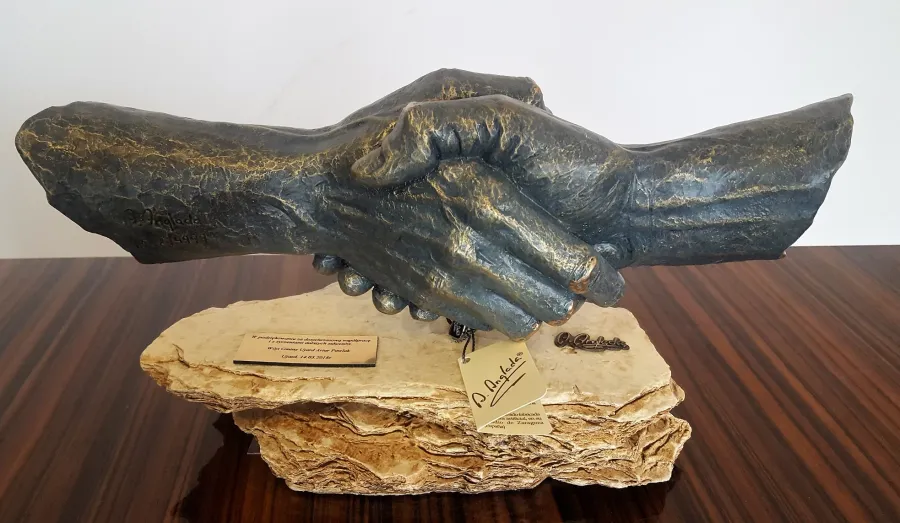 picture 5 Handshake - a sculpture for a gift for the boss!