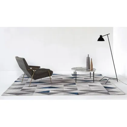 Zdjęcie Dywan z wełny i jedwabiu zdobiony niebieskimi trójkątami