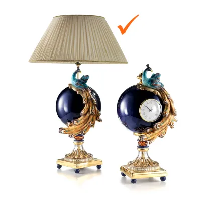 Zdjęcie Elegancka lampa z pięknym pawiem idealna do salonu
