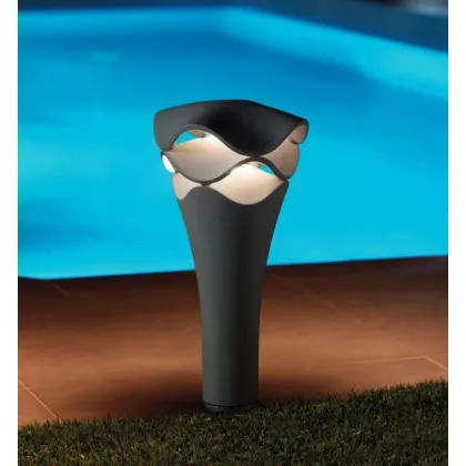 Zdjęcie Wyjątkowe oświetlenie zewnętrzne domu z kolekcji Cornet