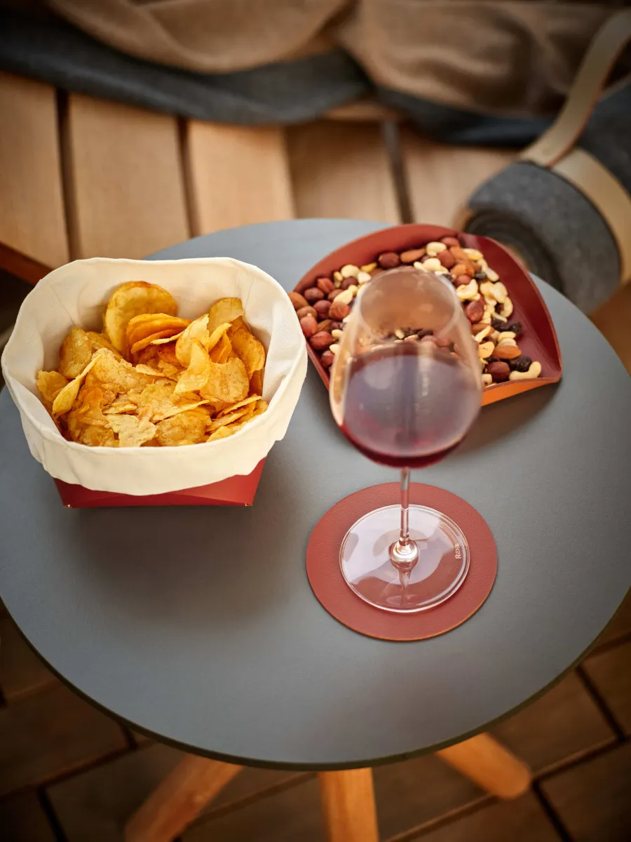 obrazek 6 Skórzana podkładka pod kieliszki Ø12 cm w kolorze koniaku i bordowym