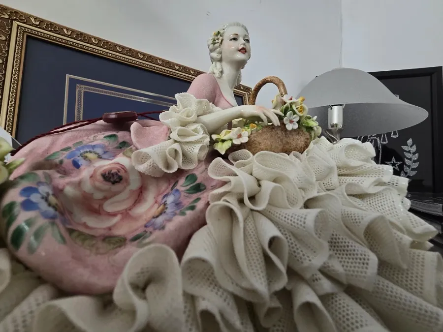 obrazek 7 Włoska porcelana - figurka kobiety