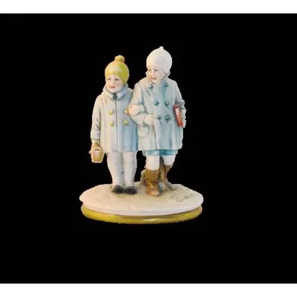 Zdjęcie Porcelanowa figurka dzieci na śniegu