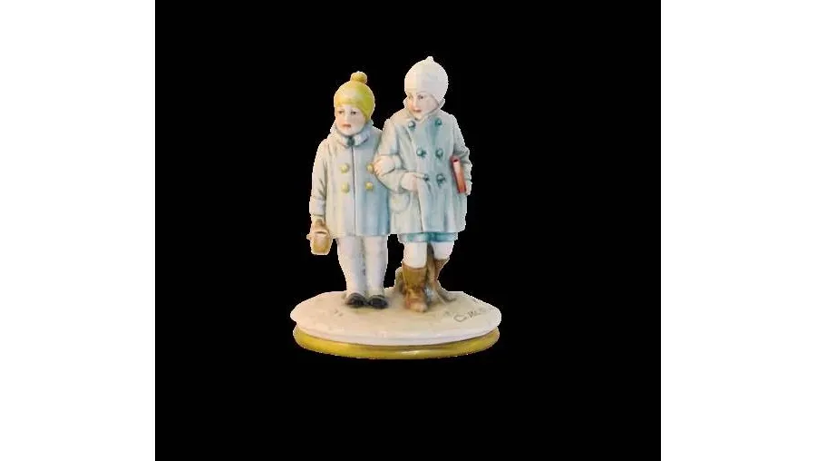 obrazek 1 Porcelanowa figurka dzieci na śniegu
