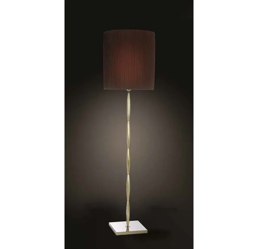 obrazek 2 Klasyczna lampa podłogowa do salonu marki Lumis 900