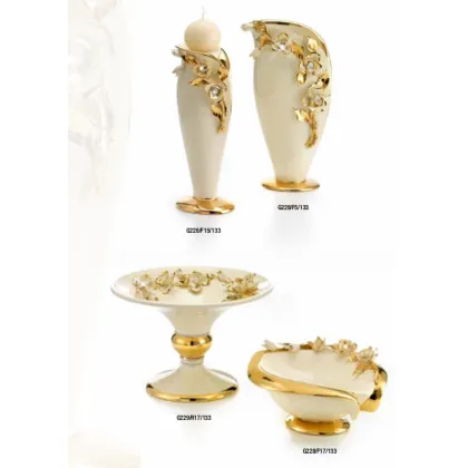 Zdjęcie Zjawiskowy wazon zdobiony ceramicznymi różyczkami o złotych liściach