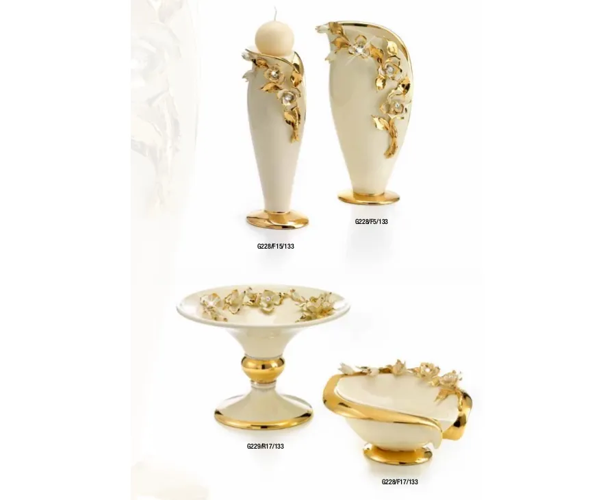 obrazek 1 Zjawiskowy wazon zdobiony ceramicznymi różyczkami o złotych liściach