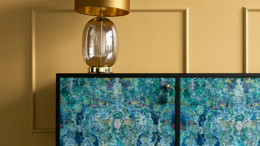 obrazek 2 Nietuzinkowa komoda  wykonana z forniru , mosiądzu i tkaniny najwyższej jakości - Spilla Marocchina