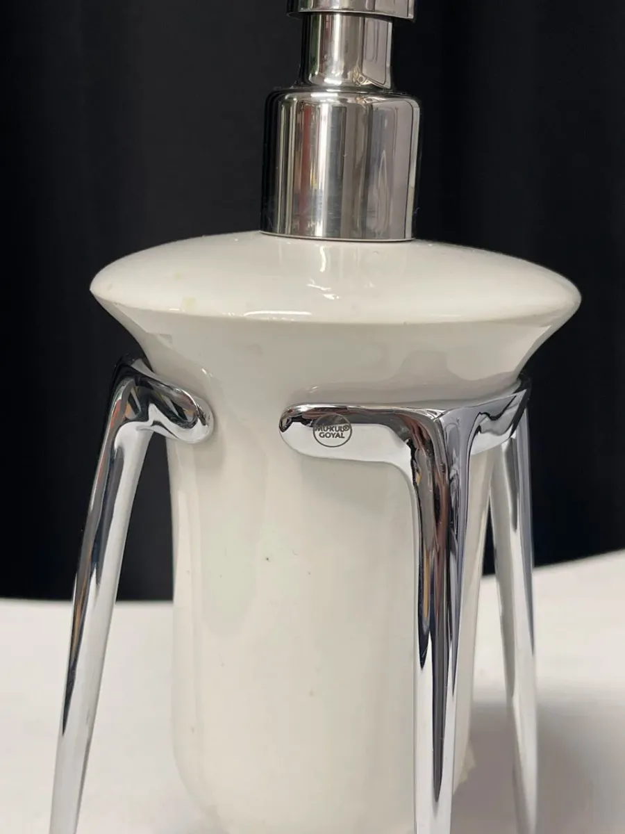 picture 4 Stylish soap dispenser for the bathroom - outlet