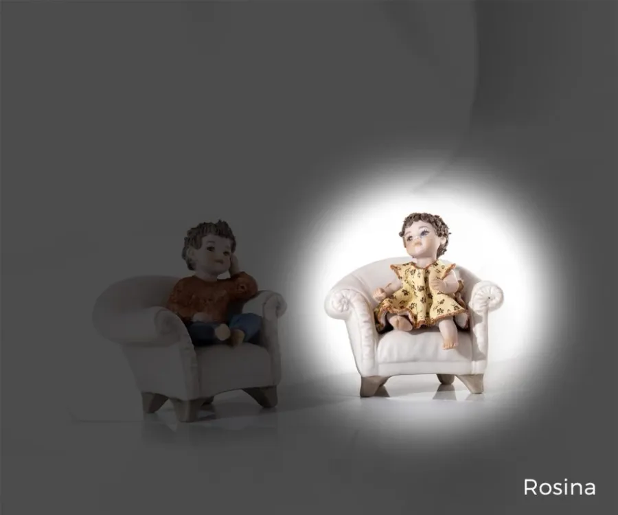 obrazek 1 Porcelanowa dziewczynka siedząca na białym fotelu - Sibania