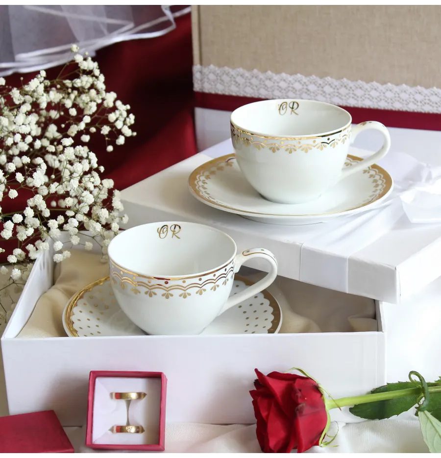 obrazek 2 Piękna filiżanka ze spodkiem z porcelany zdobiona złotym motywem – wariant 1 – Leander