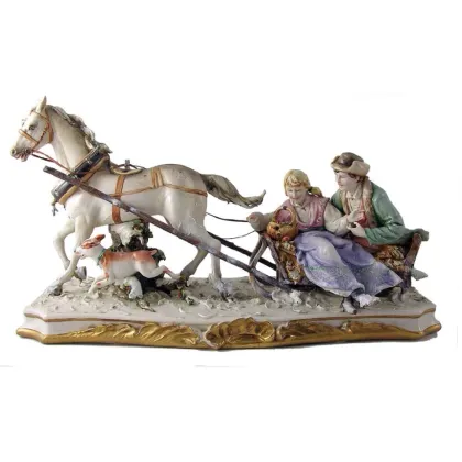 Zdjęcie Ludzie jadący saniami - figurka porcelanowa
